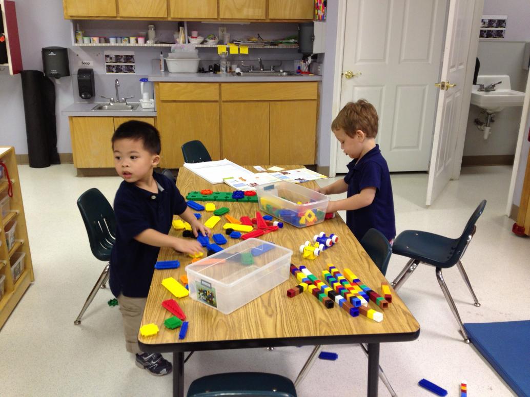 Đi học ngon lành luôn. Tháng 10/2012 cũng là tháng Cúc Cu hoàn tất 'potty training', sau hơn 1 năm luyện tập ngồi bô.  Weeee!!