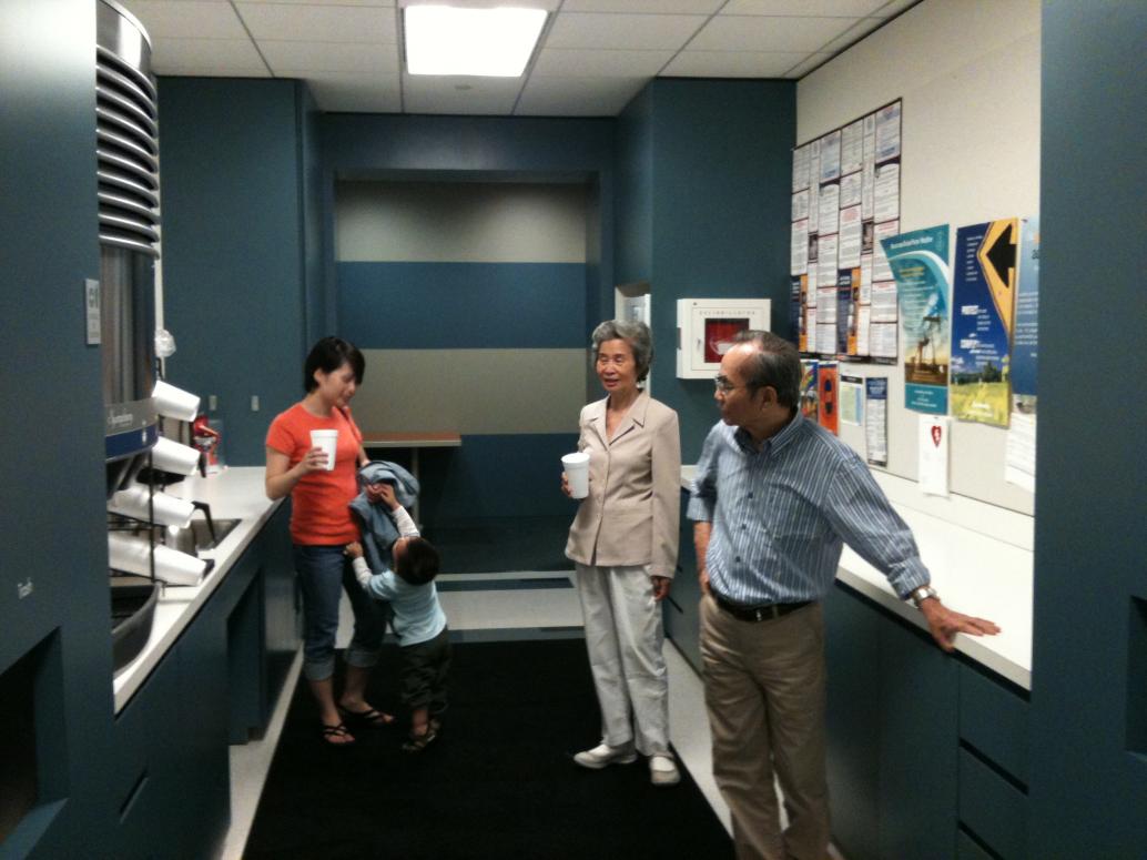 Đây là Coffee Bar, nơi mọi người lấy nước, trà, cà phê uống trong ngày.  Có tủ lạnh, microwave, và tủ thuốc. Mỗi lầu có 1 coffee bar.