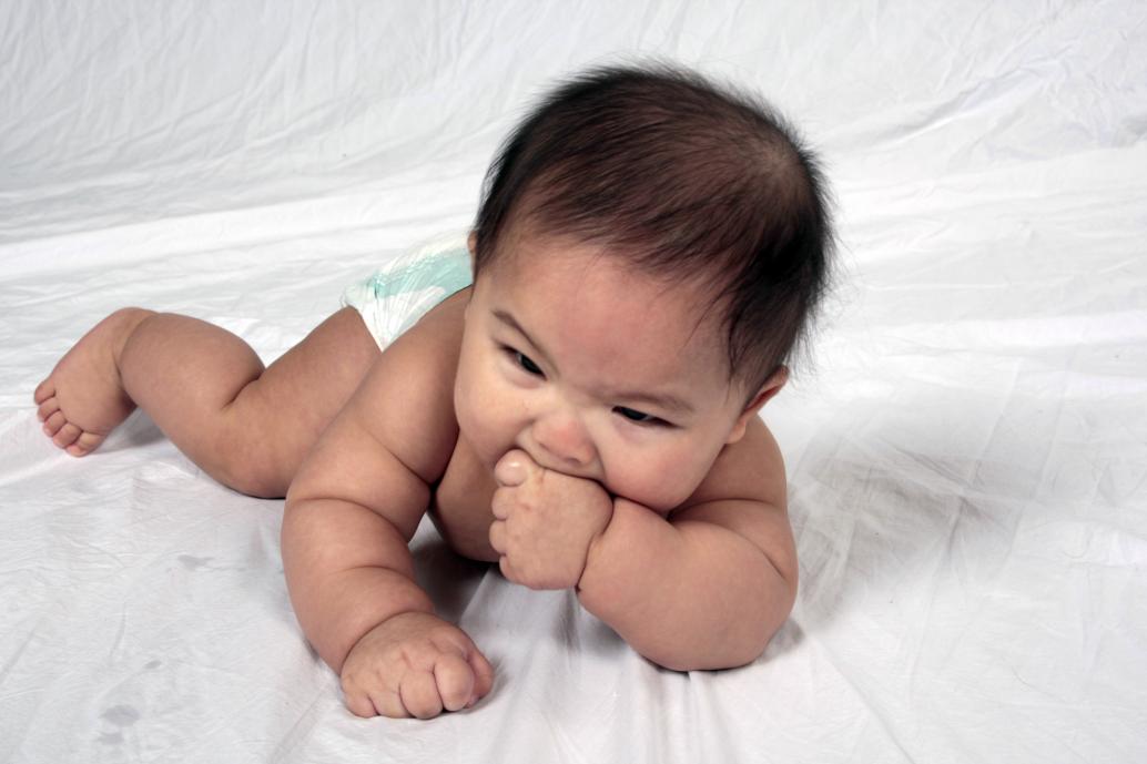 Trườn tới trườn lui ngậm tay.