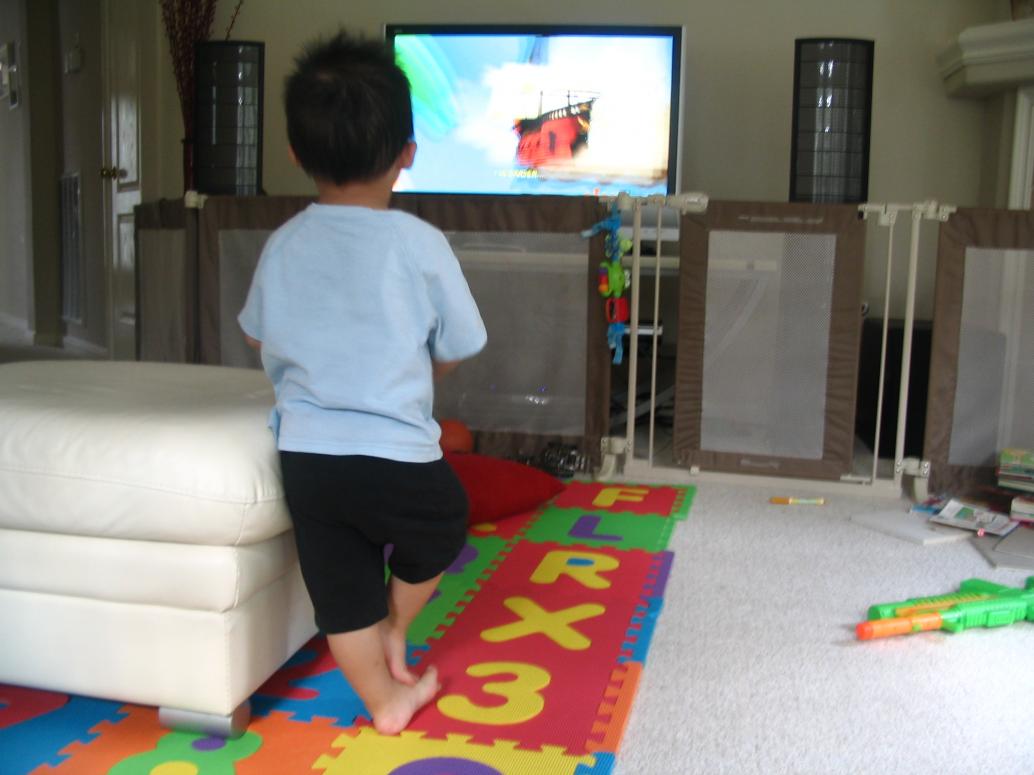 TV cũng vậy. Con thích chương trình Go Diego Go, Umizumi, và Nihao Kailan. Hôm qua Mẹ lấy cho cục đá ăn, con nói 'xie xie.'...Chà...phải dạy con nói 'cám ơn' thôi...