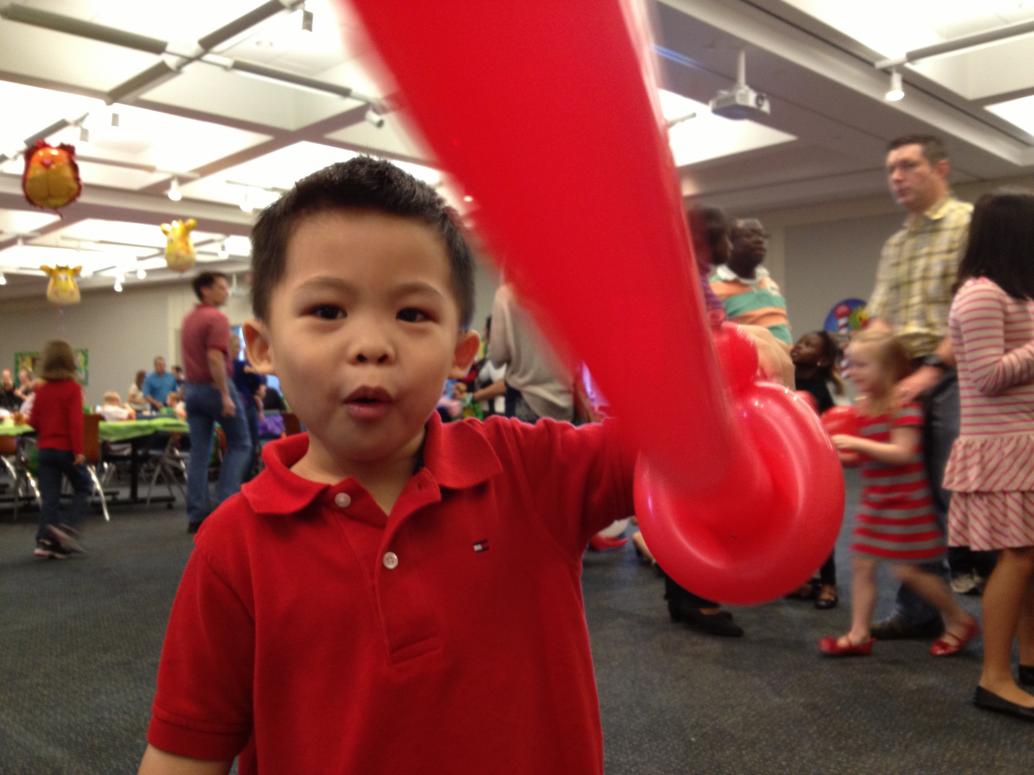 Mọi người xếp hàng lấy bong bóng, con muốn cây kiếm giống bạn đứng trước.