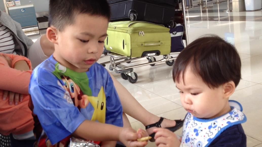 Ngày 10/10/2013 mọi người ra sân bay về lại Sài Gòn.  Ba chắc là muốn ở lại thêm nhưng Cố mong gặp lại hai đứa nhỏ lắm rồi.