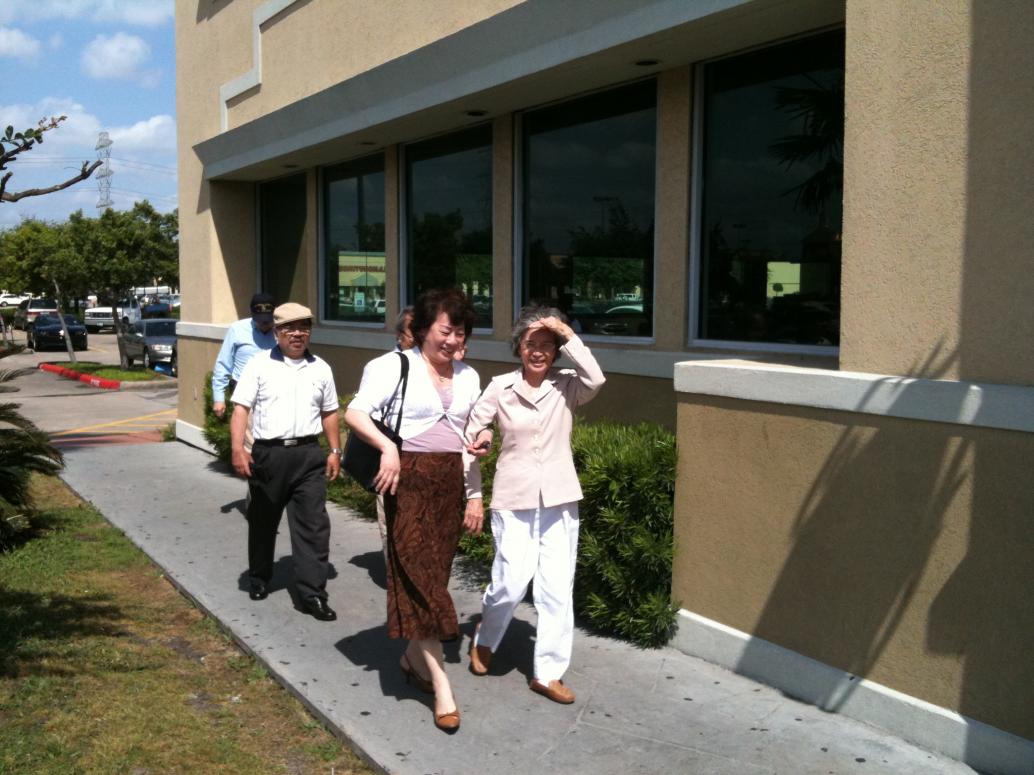 Ngày 4/22/2011 Ngoại đi ăn với Ông Khoa Bà Hảo.