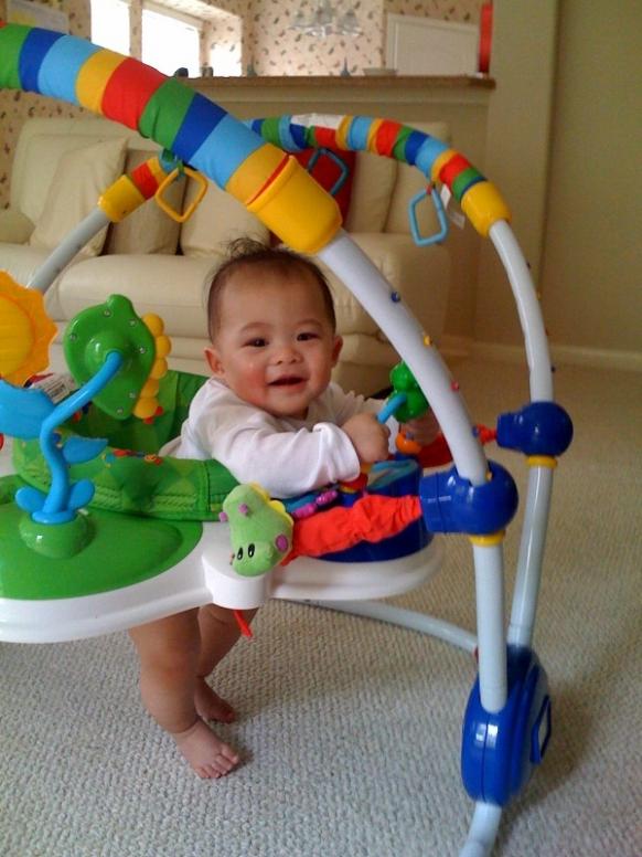 Ngày 7/24/2009 Cúc Cu 6 tháng 4 ngày, lần đầu ngồi ghế nhảy.