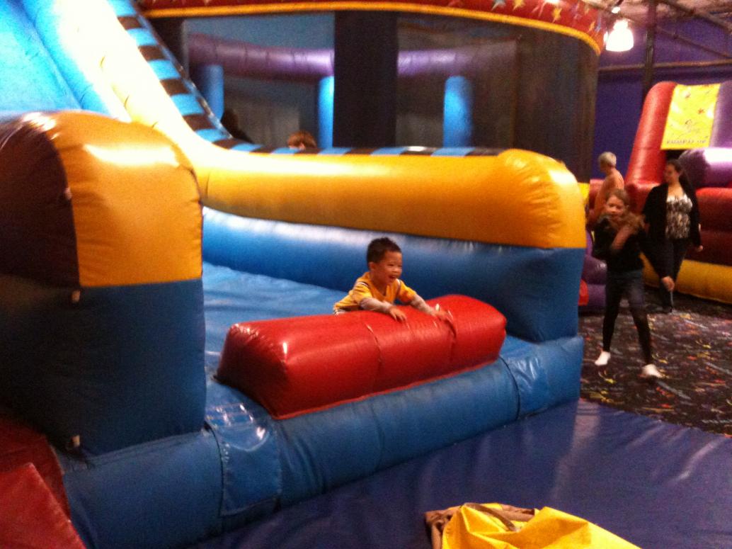 Lần nào cũng cười tươi rói.