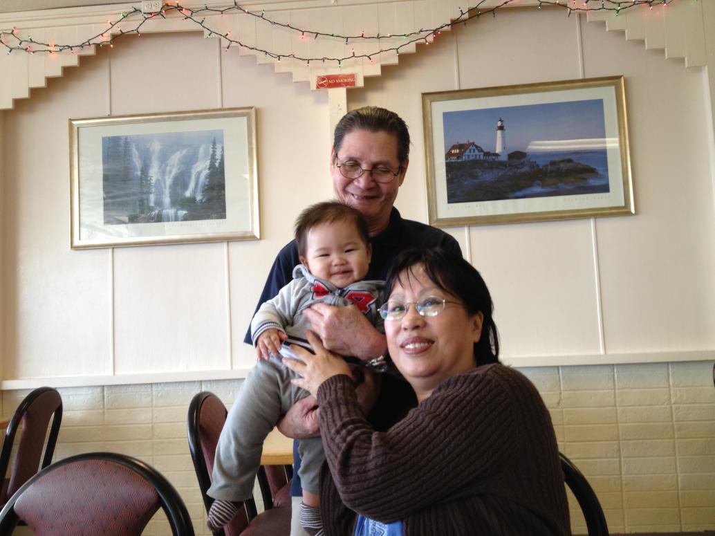 Đi ăn thì tới phiên Ông Nội bồng đi vòng vòng