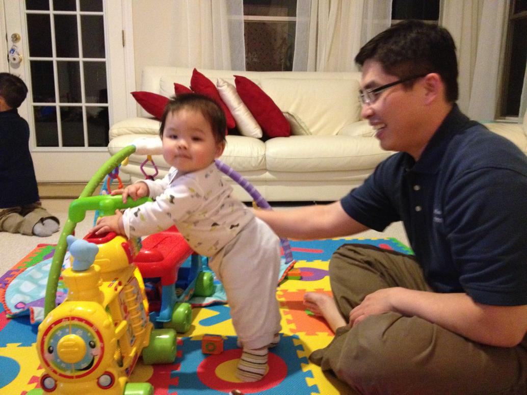 ..vịn đồ chơi cũng đứng lên..