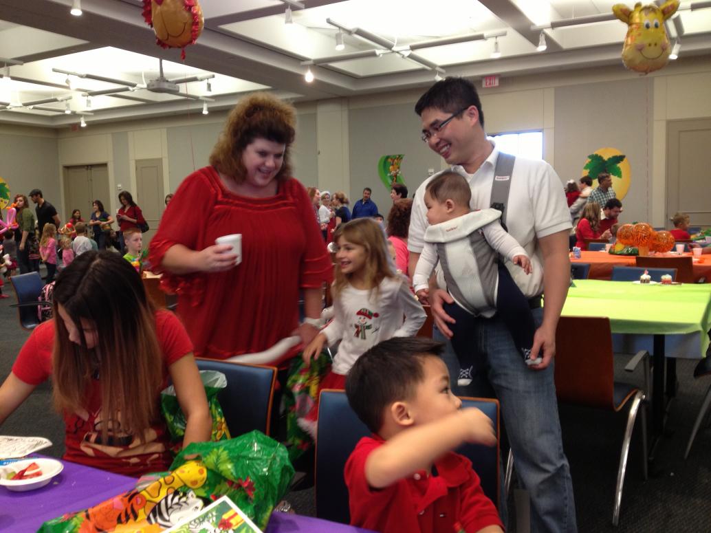 Ba Mẹ gặp những người làm chung.  Cúc Ky gặp ai cũng lạ hoắc.