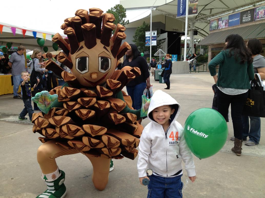 Cúc Cu chụp hình với 'Trái Thông', biểu tượng của thành phố Woodlands.