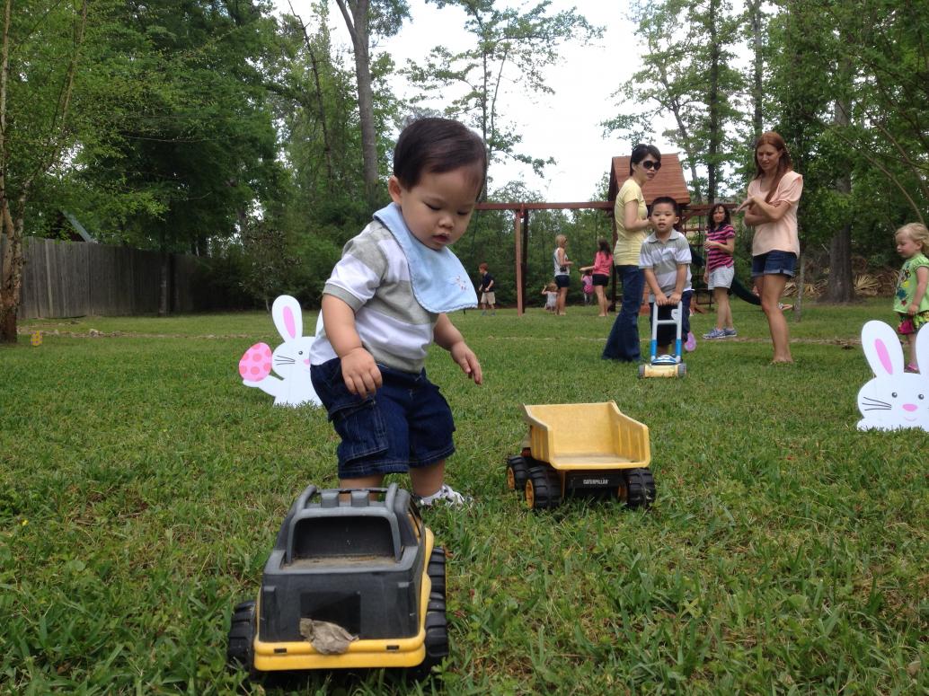 Có xe đồ chơi làm Cúc Ky ưa quá.