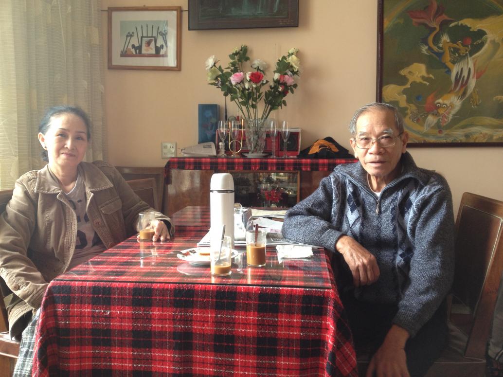 Bà Liên dẫn hai đứa đi lễ Ông.  Gặp được Ông Ba và Bà Ba.