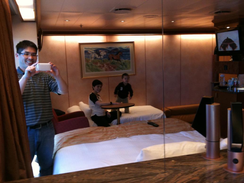 Con còn thích nhảy cà tưng trên giường nệm nhỏ của con.