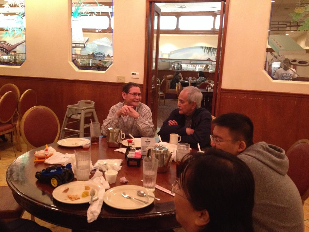 Tối 1/17/2014 Nội gặp lại bạn cũ, mấy em ăn xong chạy mất tiêu.