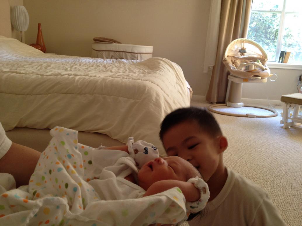 Hun nhẹ nhẹ thôi nghen. Có lần em khóc con nói 'it's okay', vậy là em nín.