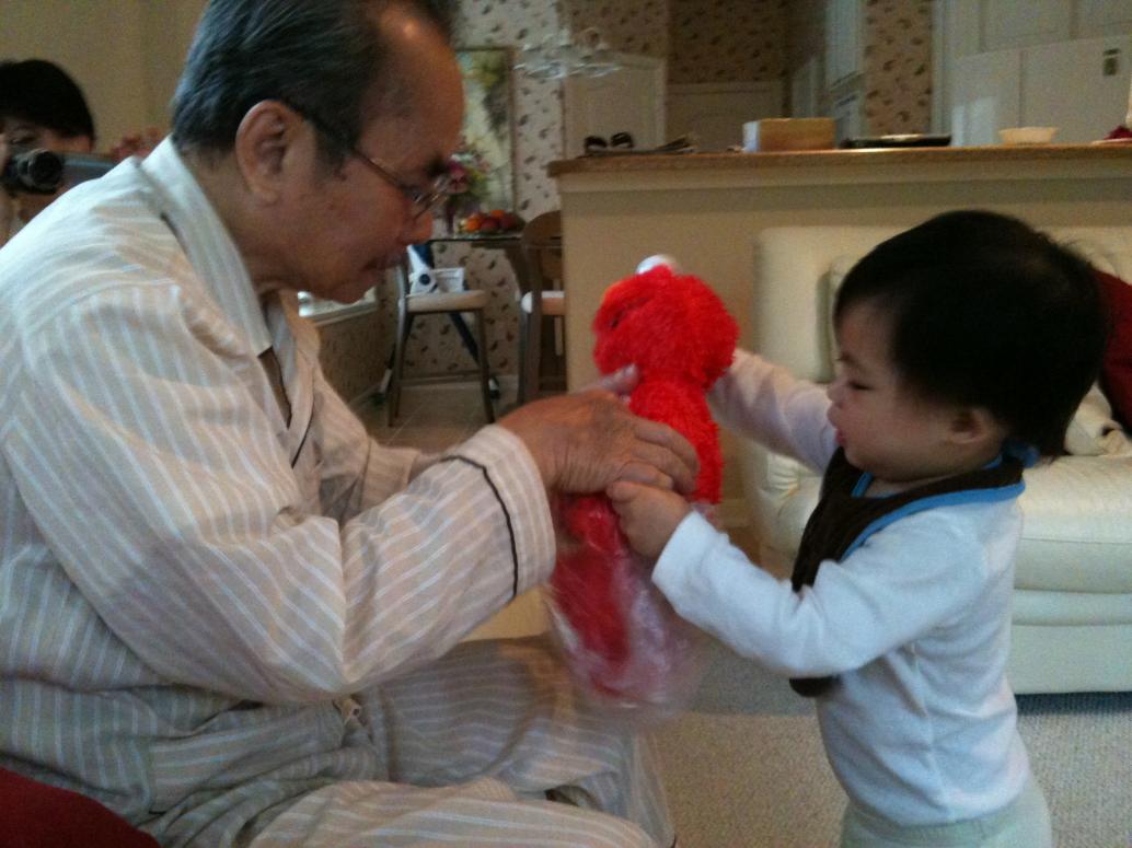 Chú Lâm và Nội còn cho con Elmo nữa.  Ngoại mở Elmo cho con chơi nha.