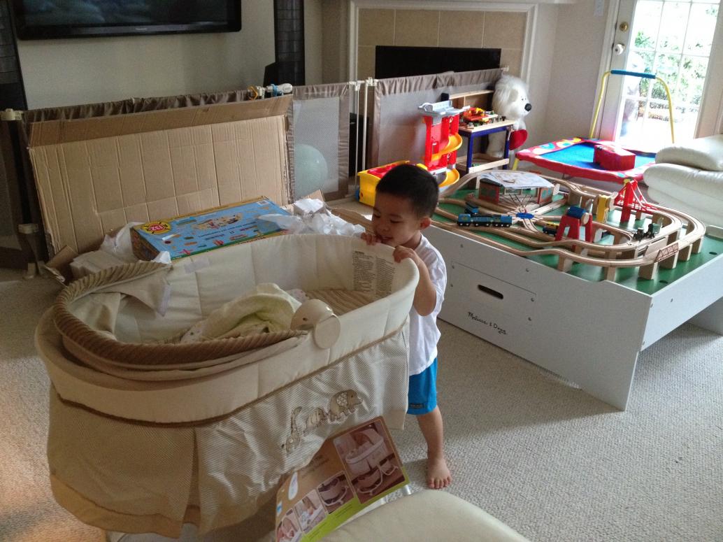 Ngày 6/16/2012 em Khải về nhà. Gặp lại Ba Mẹ anh Cúc Cu mừng rối rít, nhất là được đồ chơi xe lửa giống ở tiệm hớt tóc.