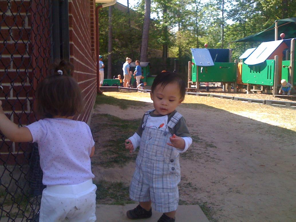 ...bây giờ con chạy lung tung trong trường chơi với các bạn.