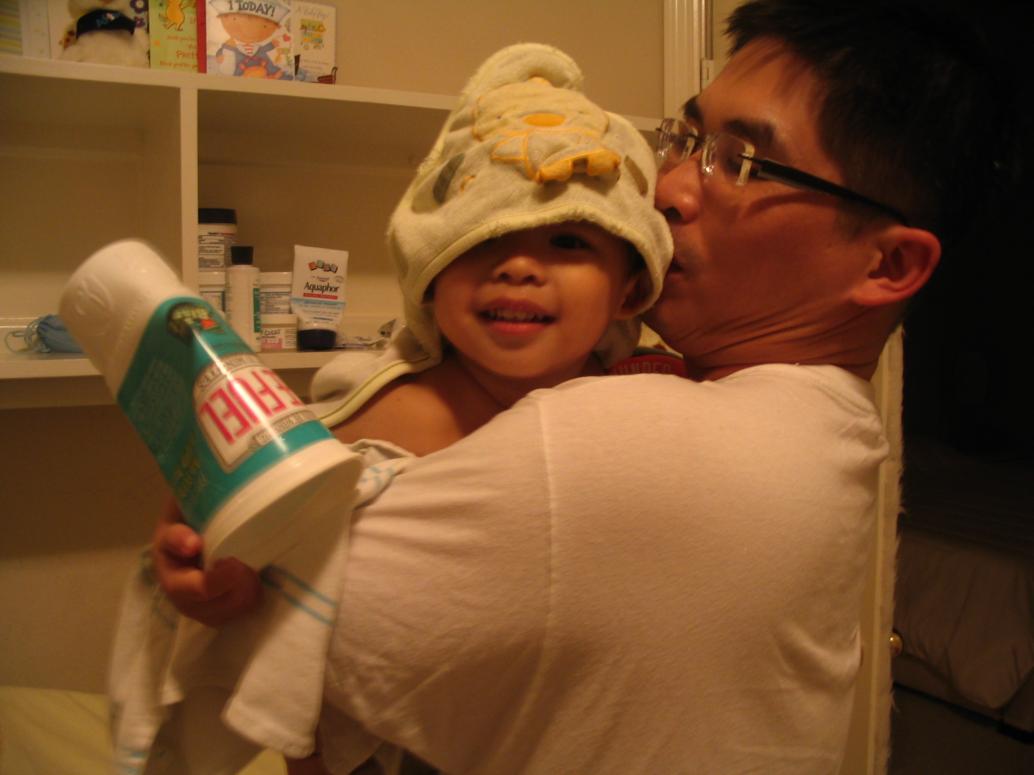 Tắm xong thì phải dụ một hồi mới chiu ra.  Ra rồi thì lại vui vẻ cười cho Chú Lâm chụp hình.