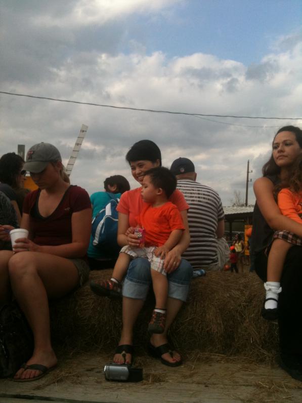 ̣Đi vòng vòng trang trại trên xe kéo bằng xe máy cày. Con nhìn ly nước đá của cô bên cạnh mê mẩn...