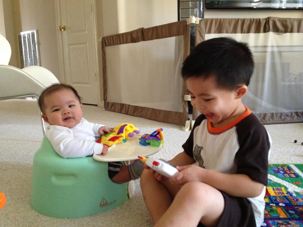 Em 4 tháng, con 3 tuổi 9 tháng.  Có hai đứa mỗi ngày mỗi khác nhưng thật là vui.