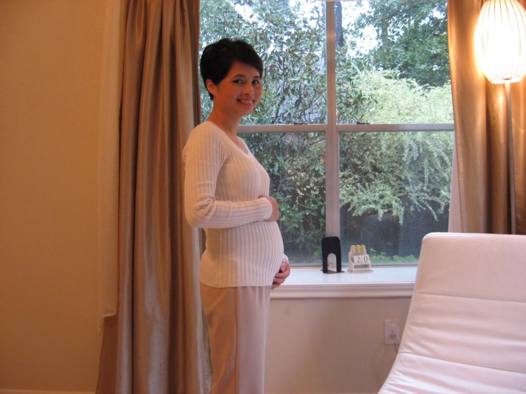 Mẹ nói Mẹ có em bé trong bụng, con nói con cũng có em bé trong bụng. Tháng 12/2011 em được 3 tháng.