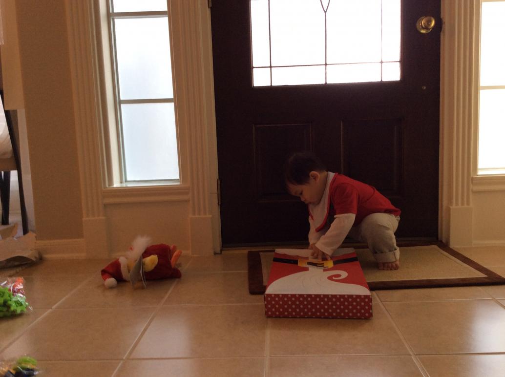 Cúc Ky lục cái hộp đựng quần áo Bà Di cho