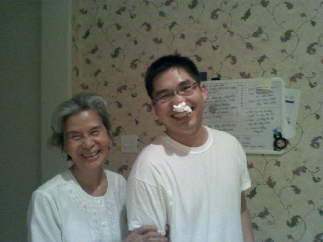 ...Ba ra vườn hắc xì sổ mũi, phải lấy giấy nút lại làm Ngoại mắc cười quá xá.