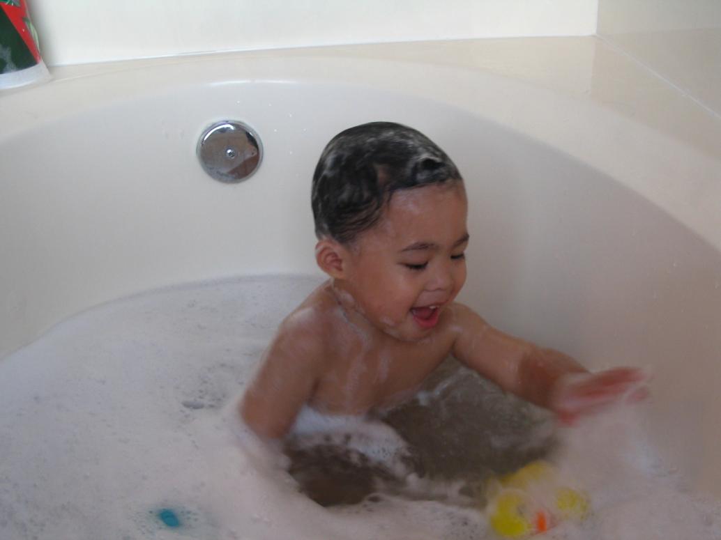 Tắm lúc nào cũng vui vì nhiều đồ chơi.