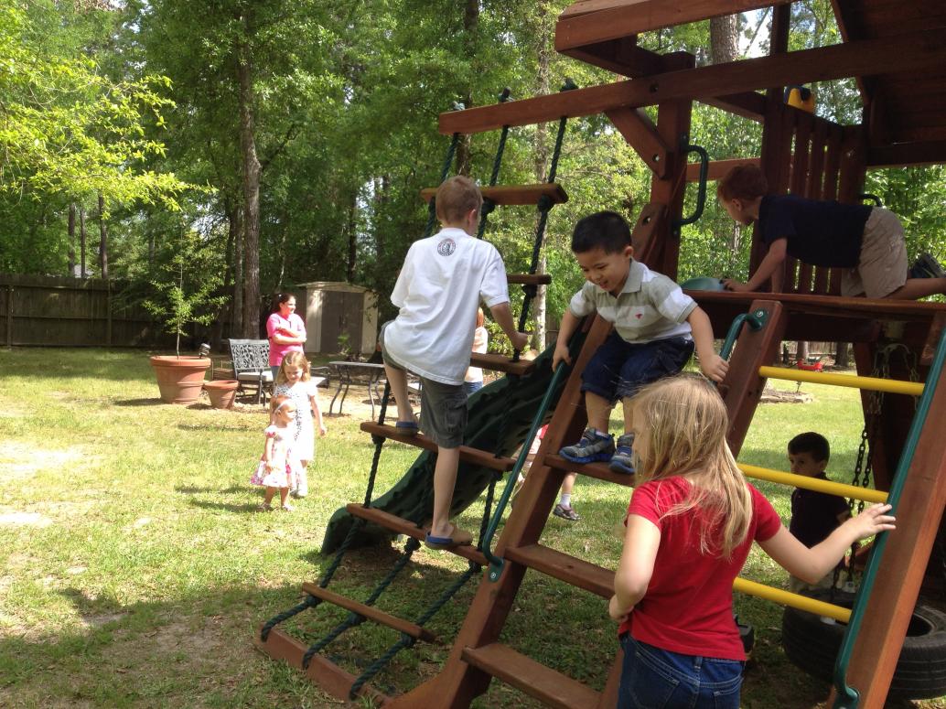 Mọi năm Easter không làm gì, năm nay tới nhà Tyler, bạn cũ của Cúc Cu chơi.