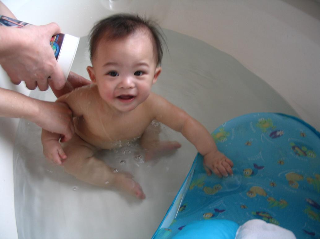 Ai cũng coi con tắm