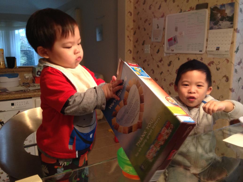 Ăn một hồi thì có đứa bắt đầu đứng lên, như mọi ngày.