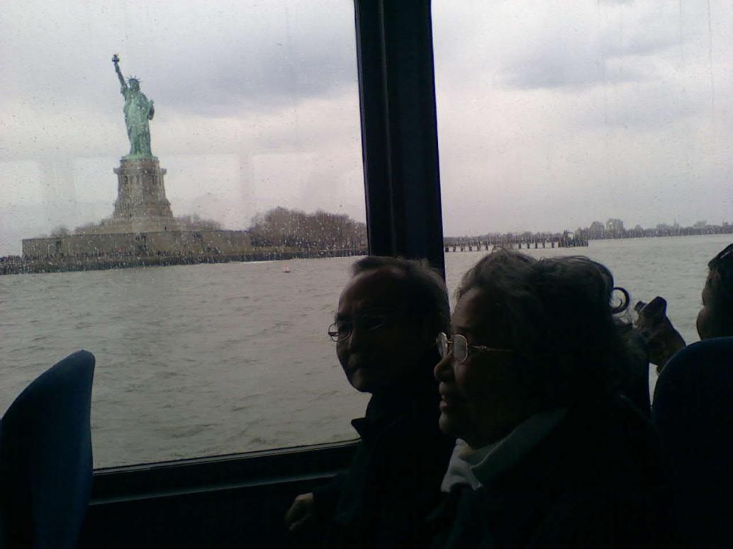 Tàu đi vòng quanh đảo. Lạnh quá Ông Bà Ngoại ngồi trong nhìn ra thôi.