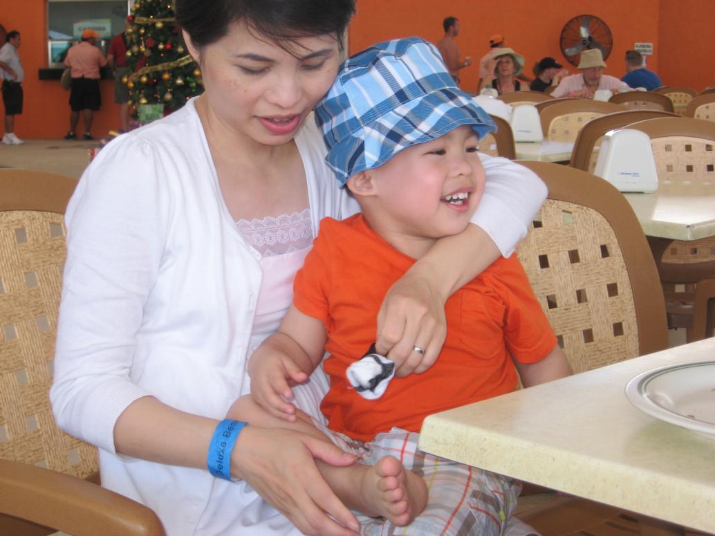 ...lúc thì cười với Ông Nội...