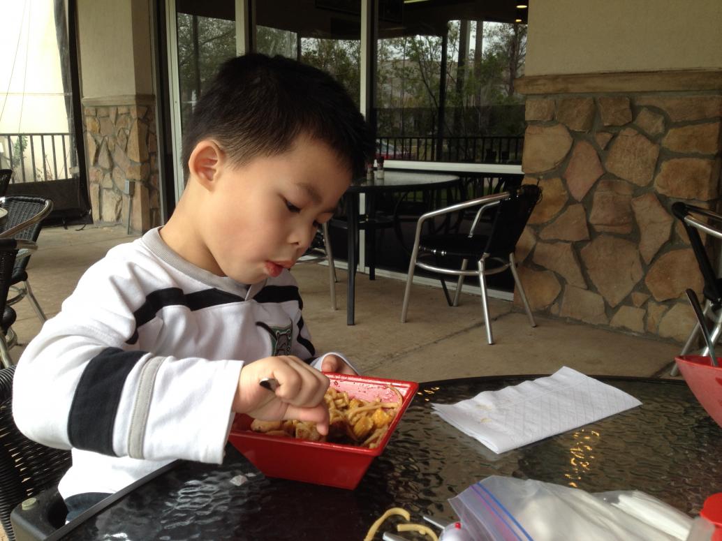 Nhà mình đi ăn tiệm Genghis Grill.