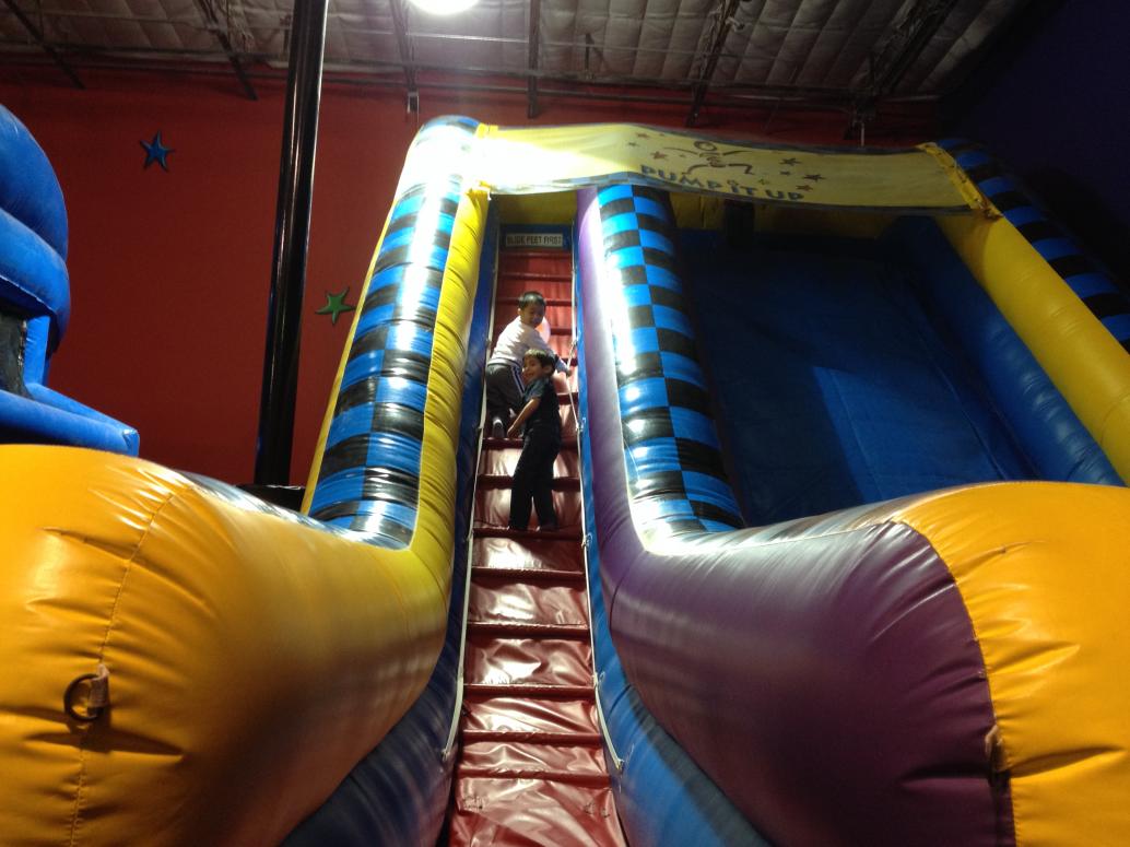 Anh Hai chạy chơi đủ thứ.