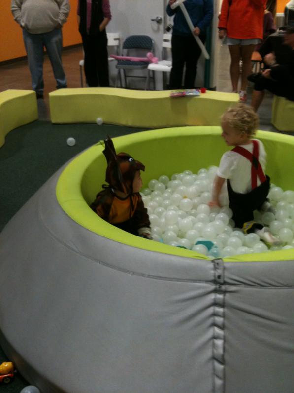 Chỗ này vui ghê, có banh nữa.