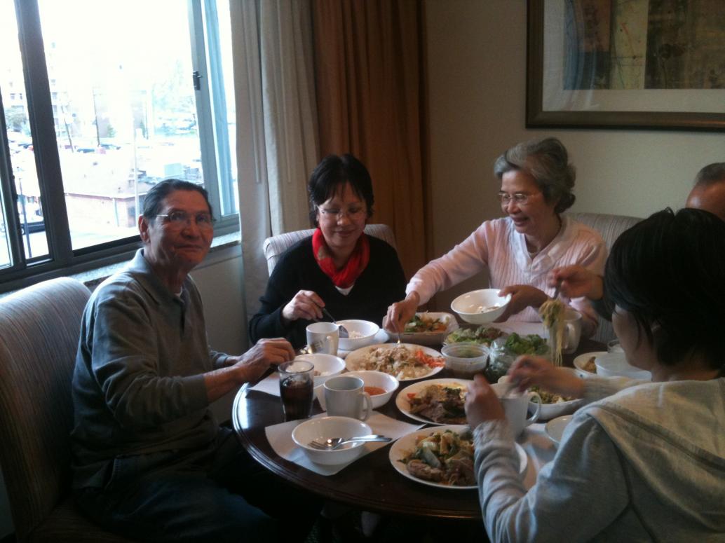 Mọi người mua cơm về khách sạn nhậu nhẹt.