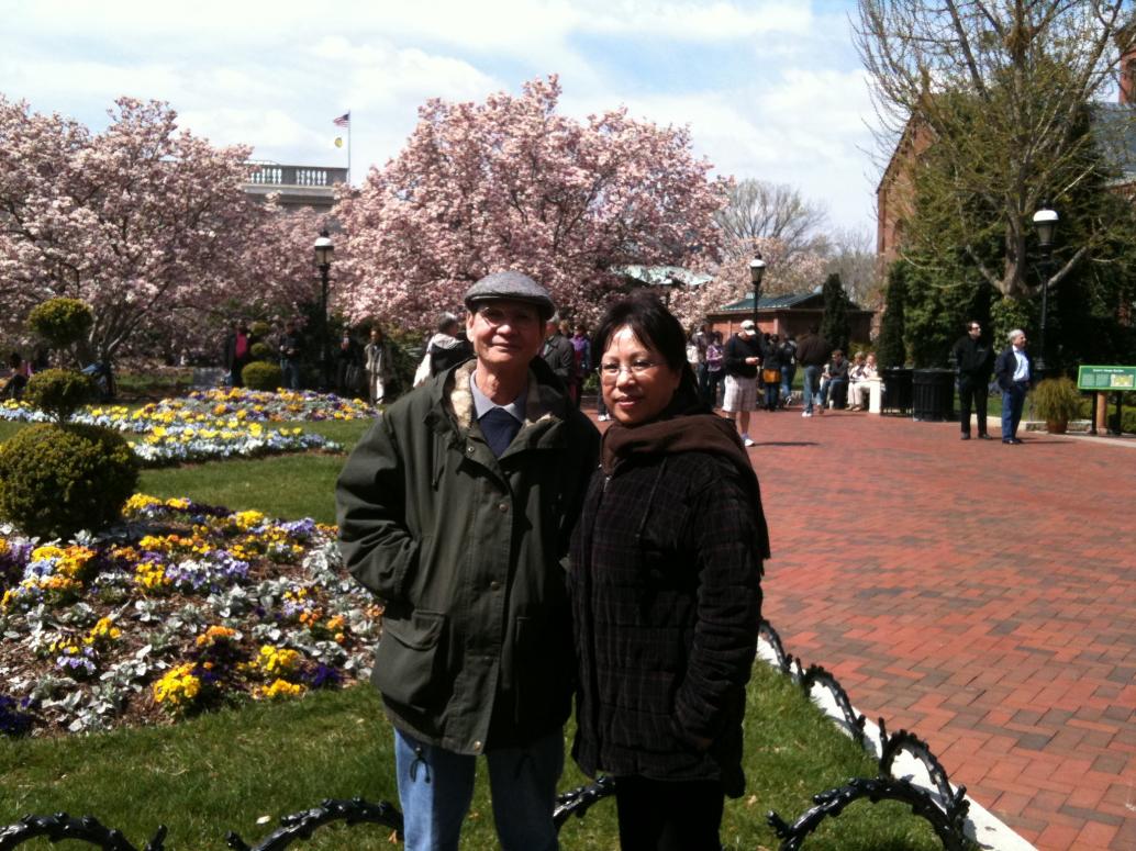 Trời ấm hơn hôm trước. Mọi người tha hồ chụp hình kỷ niệm.