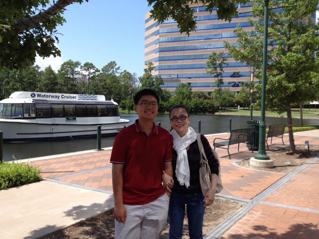 ..con kênh nhân tạo phị́a sau công ty.