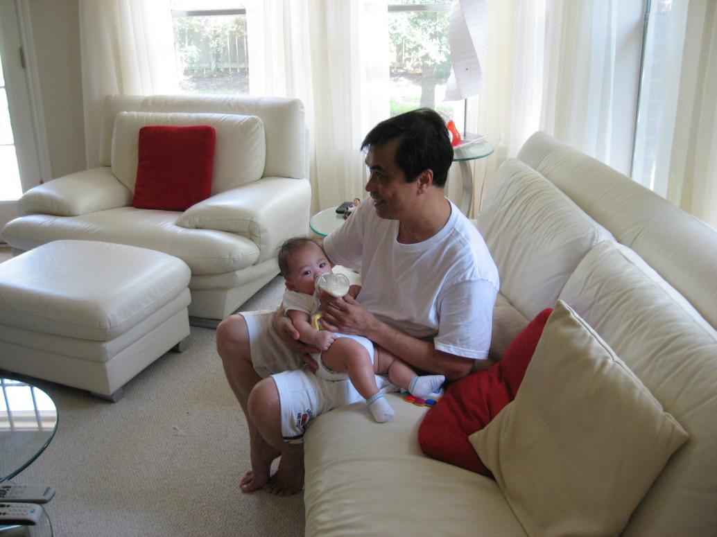 ...sau đó thì cho Ông Tám đút luôn. Con ăn hết sạch