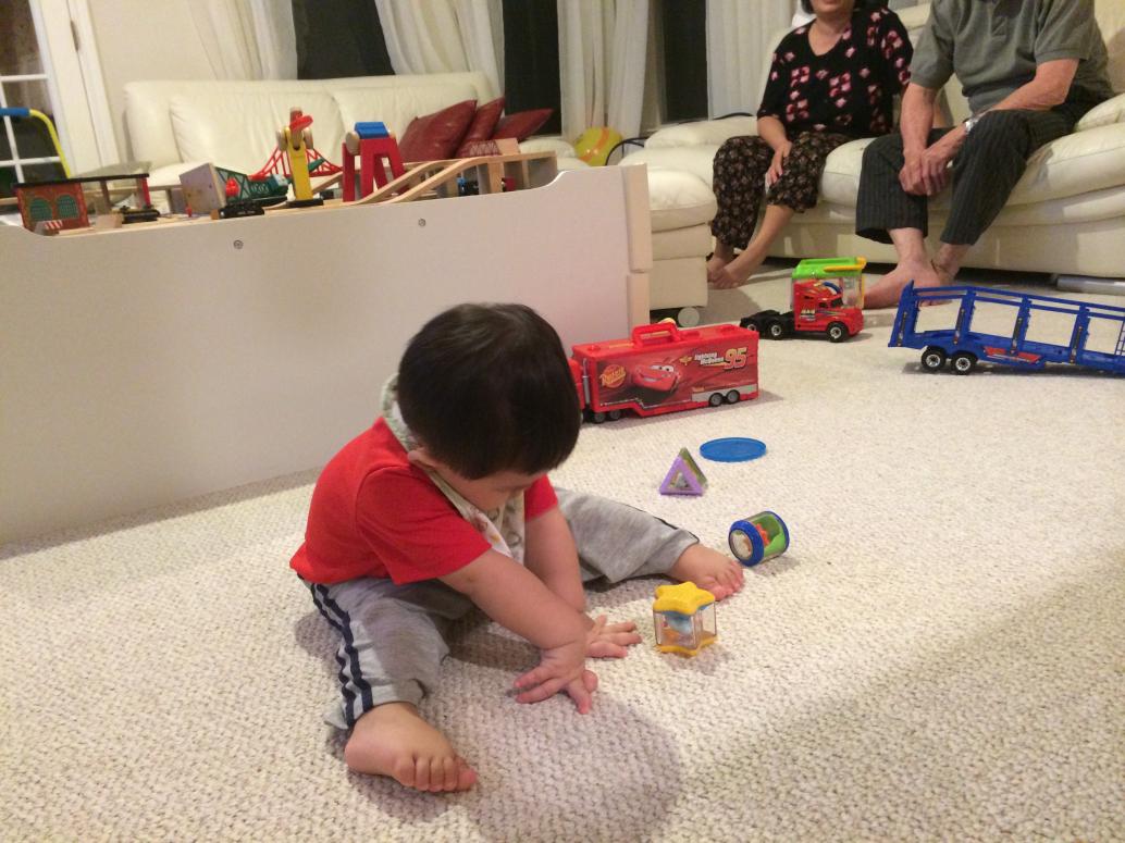 ...hai cái tay chống không nổi nữa...Em làm cả nhà cười một trận quá xá!