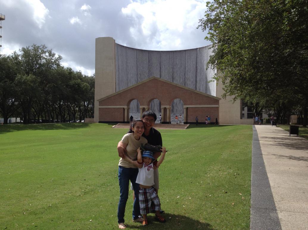 Nhà mình còn đi thác nước nhân tạo của Houston.  Thác nước nhìn từ xa....