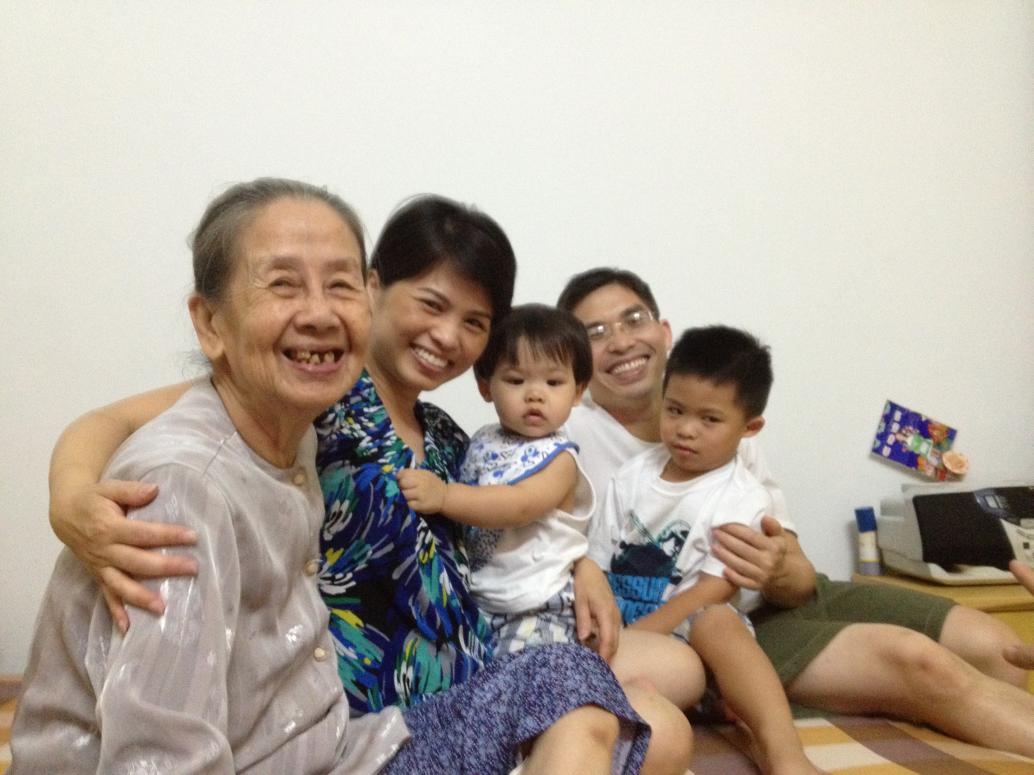 Như những lần trước mọi người tề tựu trong phòng Cố chụp hình kỷ niệm.