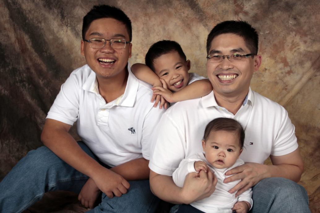 Ông chụp hình xếp cho con đứng sau lưng Ba và anh Đăng.