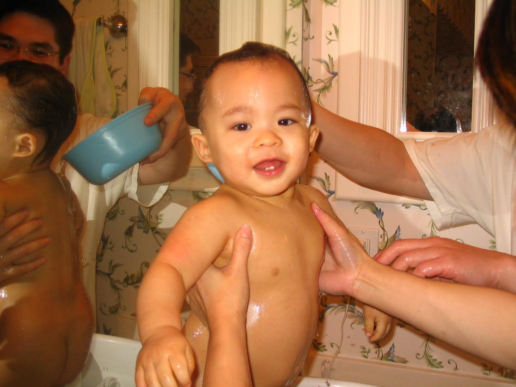 bây giờ con nhảy cà lưng cà tưng trong phòng tắm.