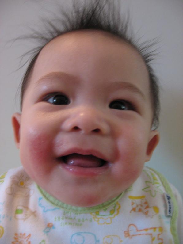 và nhào tới nhào lui nên tóc tai xù lên hết. Ai cũng khen con là đứa bé thật dể thương vì hay cười. Ba Mẹ may mắn quá hả con?