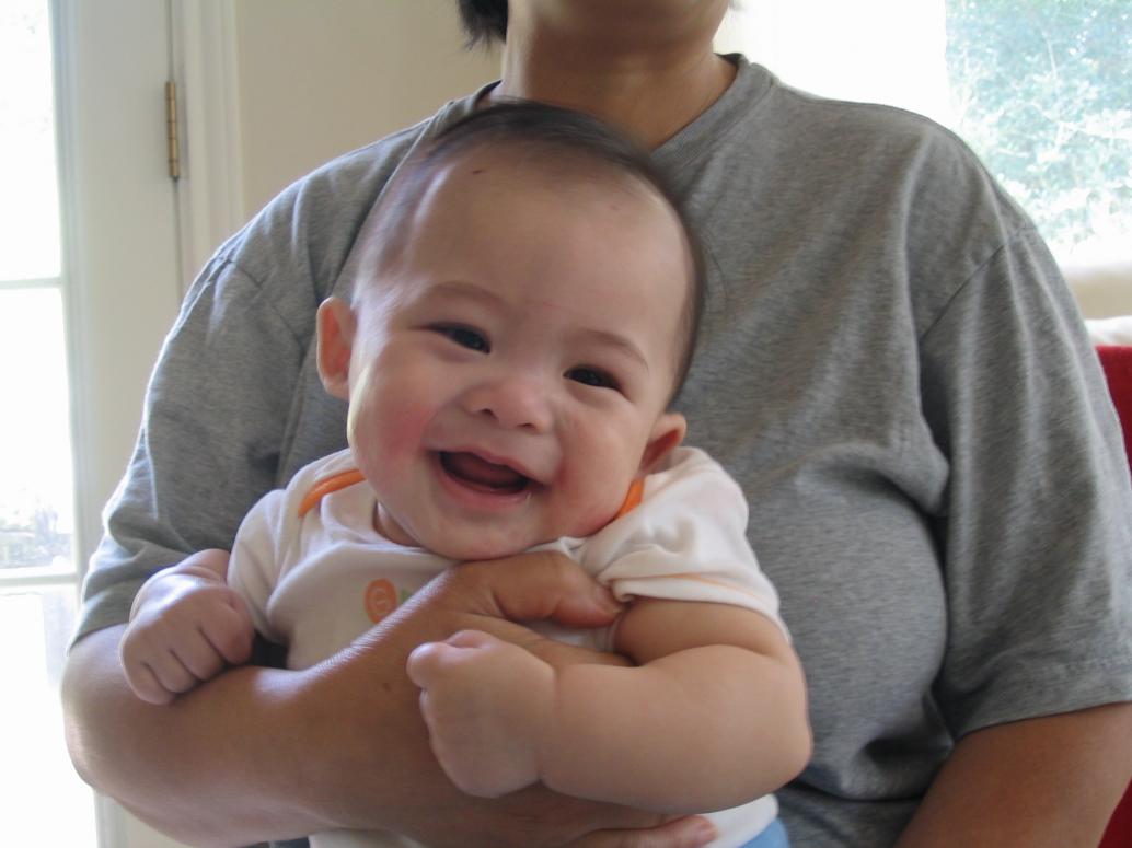 Lâu ngày được Bà Nội bồng, con thích lắm