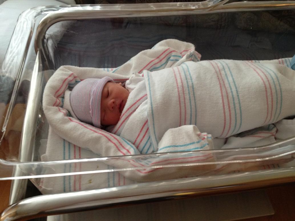 Hai anh em con nhìn giống nhau ghê.