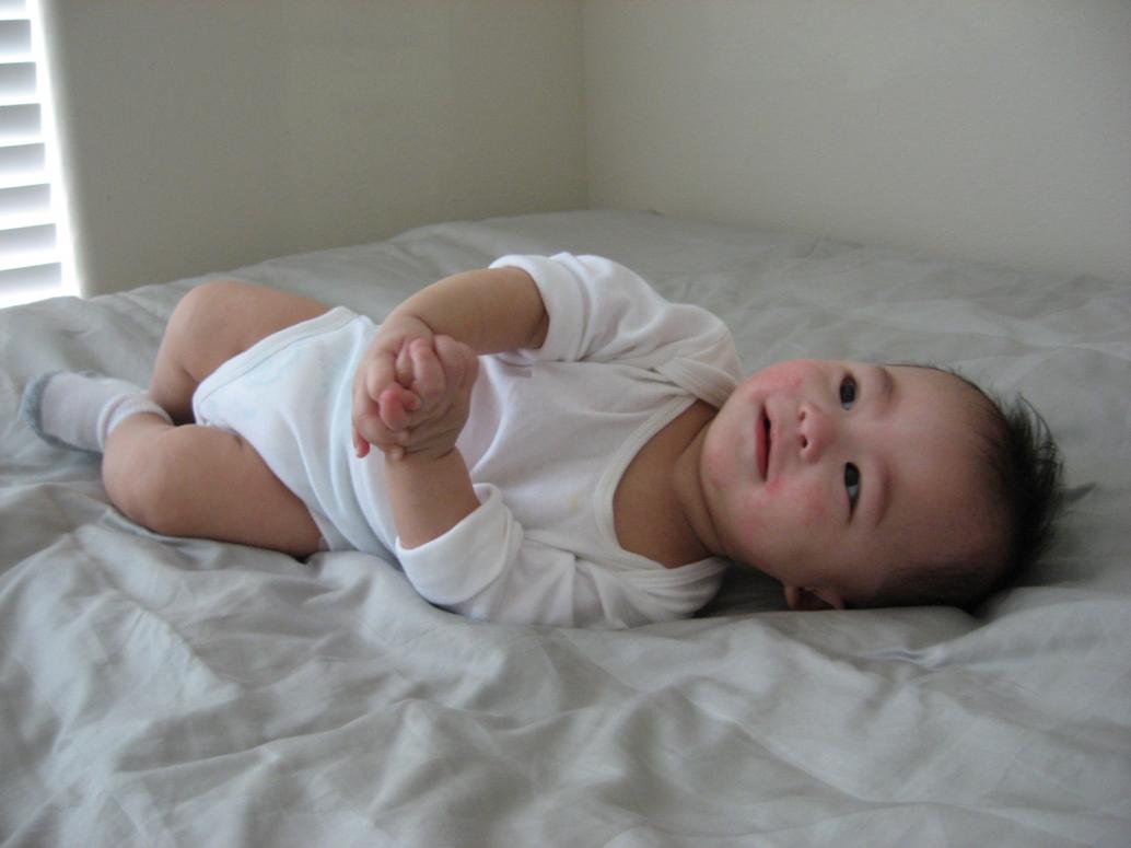 Cười thì dễ ẹt. Cười mỉm chi trên giường Nội nè...