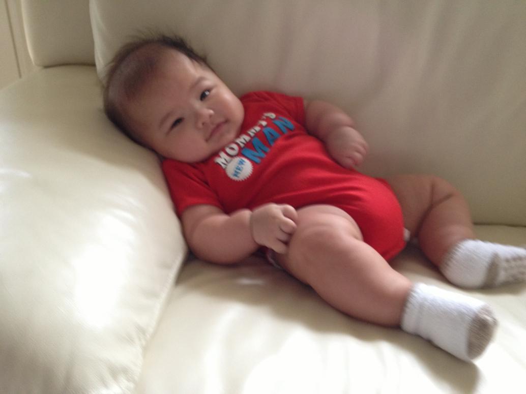 Em được ở nhà, không bị bệnh nhiều như con nên khỏe hơn.